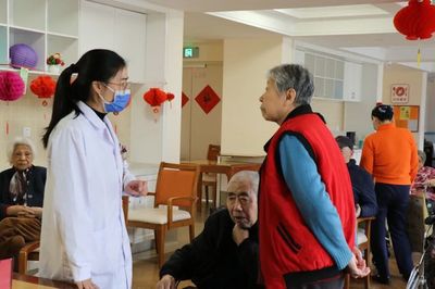 醫生在身旁，硬核托起健康“夕陽紅”——記社區健康咨詢服務的溫暖力量